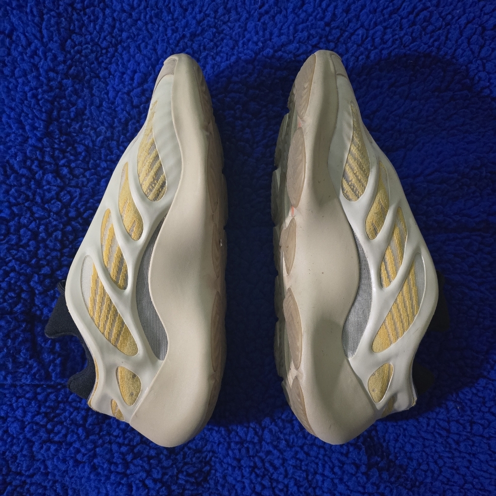Adidas yeezy 700 v3 safflower